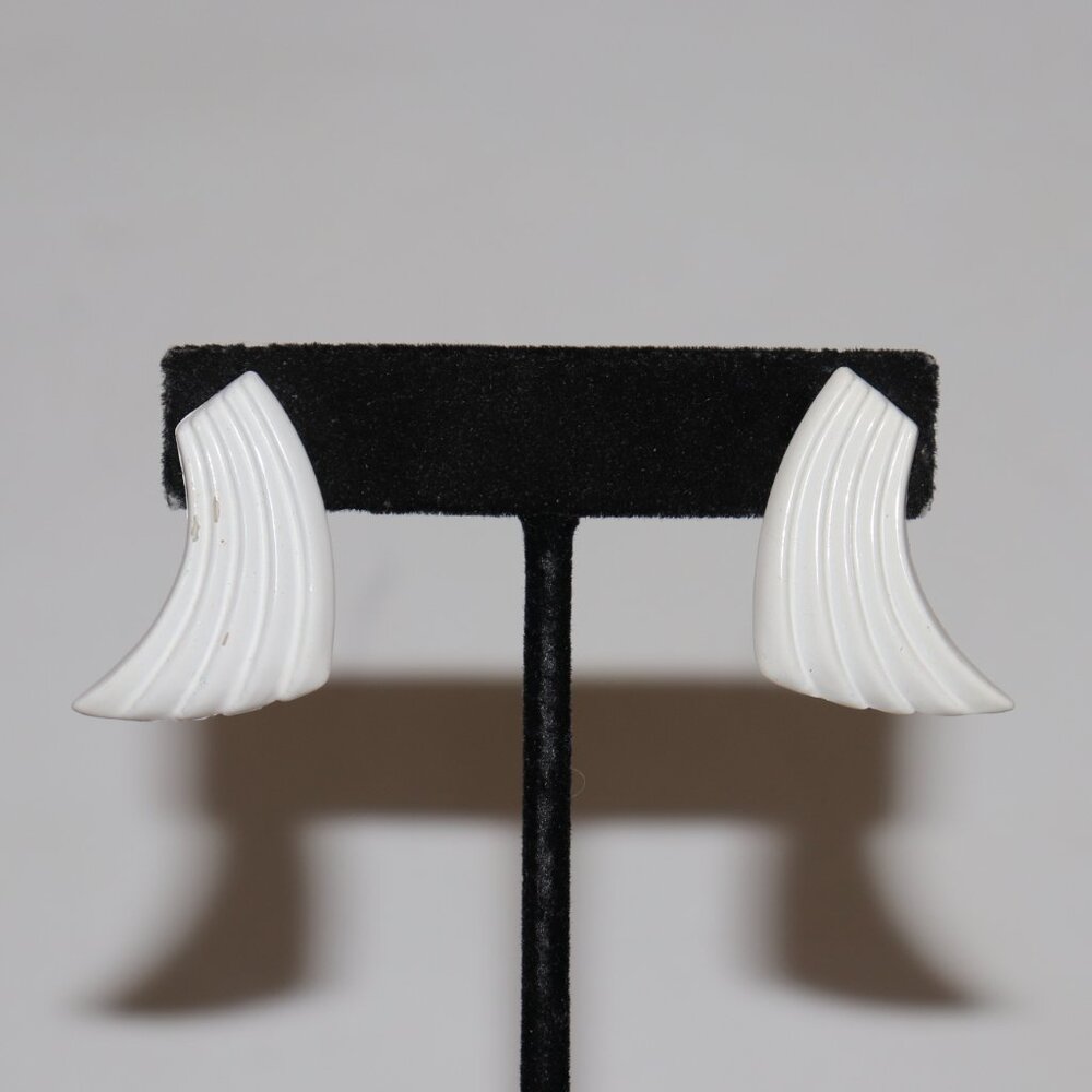 🤍✨ Sculptural White Ribbed Earrings · 1" Tall · Pierced These striking earrings